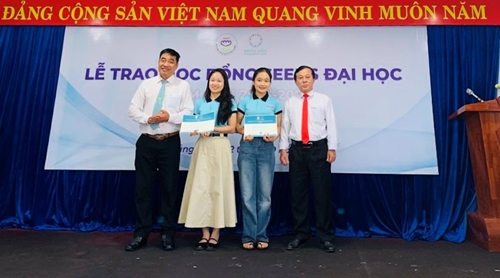1 7 billion VND from SEEDS scholarship program is awarded to Thua Thien Hue students
