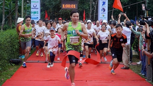 Over 1 000 runners participate in the Half Marathon “Huong xua lang co - the Footsteps of Happiness”