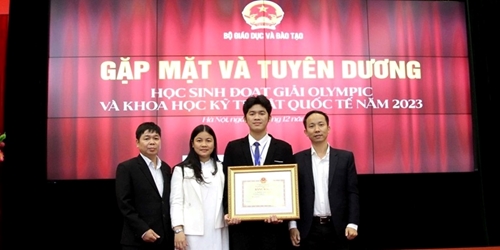 The student Nguyen Minh Tai Loc honored with certificate of merit from Minister of Education and Training