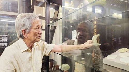 Jade antiques tell hundred-year-old stories