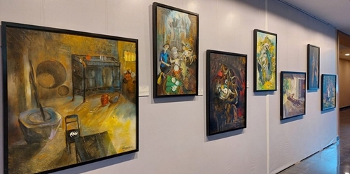 The painter Dang Mau Tuu exhibits paintings depicting his homeland Binh Dinh