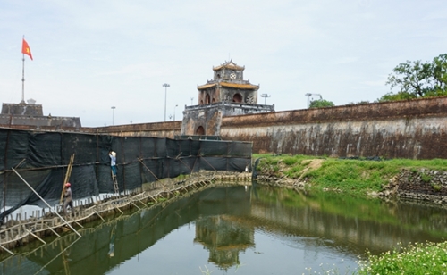 Repairing and embellishing nearly 1,400 meters of Ho Thanh hao embankment on the Eastern side of Hue Imperial City