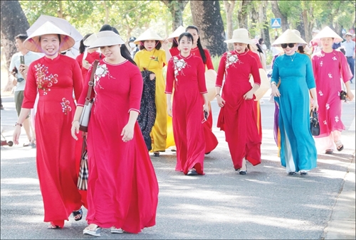 Attracting visitors and promoting tourism images during Tet holiday