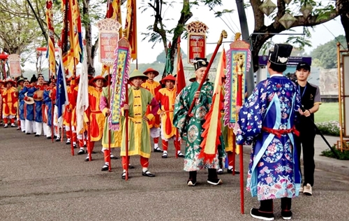 Solemn Dang Tien Huong Xuan procession