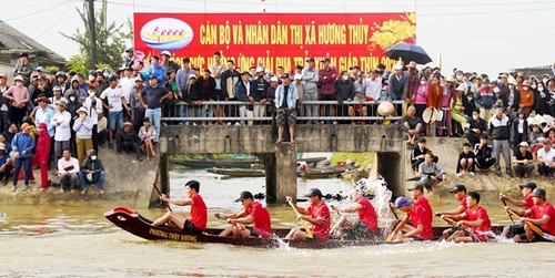 Come to Loi Nong to enjoin the spring boat racing