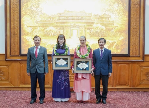 Awarding the title Honorary Citizen of Thua Thien Hue Province to two foreign women