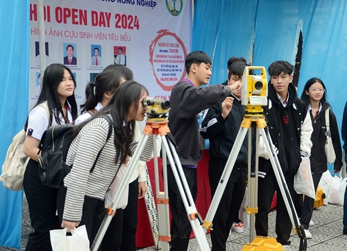 More than 700 students participated in experiencing learning environment at University of Agriculture and Forestry, Hue University