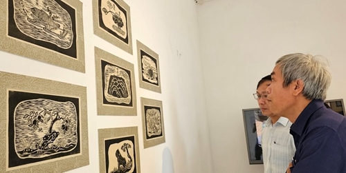 Exhibition of wood engraving artworks inspired by patterns on Nine Dynastic Urns of Nguyen Dynasty