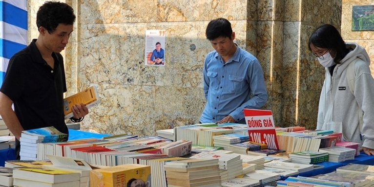 Thousands of discounted books at Hue Alpha Books Fair 2024