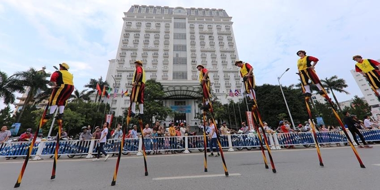 Belgian stilt walkers to participate in Hue Festival for the 5th time