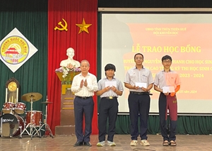 74 Nguyen Chi Thanh talent promotion scholarships awarded to students winning national prizes