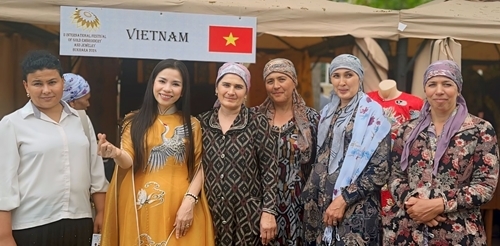 Designer Doan Trang honored to win third prize at 2nd International Gold Embroidery and Jewelry Festival 2024