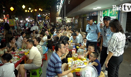 Exploring Hue cuisine at Dong Ba night market