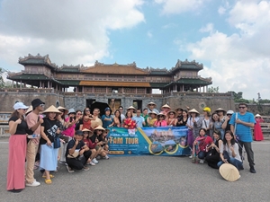 Famtrip delegation from Philippines surveys tourist attractions in Hue