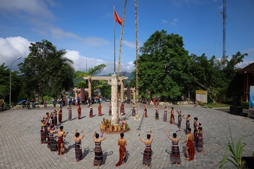 Reenactment of the mountain and forest thanksgiving festival of the Co Tu ethnic people