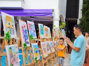 Students draw about heritage on the occasion of 1st anniversary of Cecile Le Pham Art Museum