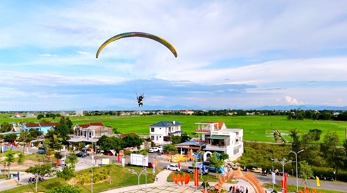 Eye-catching paragliding performances on Tam Giang Lagoon