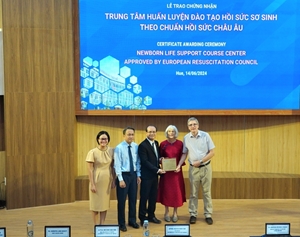 Awarding the Certificate of European standard neonatal resuscitation training center to Hue University of Medicine and Pharmacy