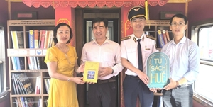 Launching a free reading station on the train connecting Hue - Da Nang