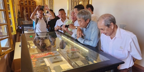 29 collectors exhibit antiquities at Kien Trung Palace