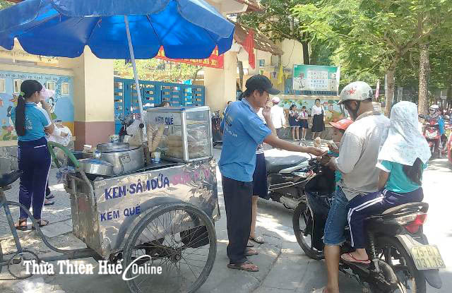 “Dai dẳng” thực phẩm không an toàn trước trường học