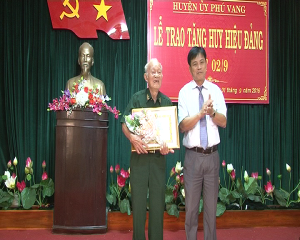 Phó Bí thư Thường trực Huyện ủy Phú Vang trao huy hiệu 70 năm tuổi Đảng cho đảng viên Huỳnh Văn Ích, thuộc Đảng bộ xã Phú Xuân 
