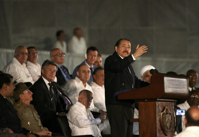 Vào tối ngày 29/11 (theo giờ Cuba), lễ tưởng niệm lãnh tụ Fidel Castro đã được tổ chức trọng thể tại Quảng trường Cách mạng ở thủ đô Havana, Cuba. Lãnh đạo của một số nước trên thế giới và hàng nghìn người dân Cuba đã tập trung tại Quảng trường Cách mạng - địa danh lịch sử của quốc đảo châu Mỹ, để tham dự lễ tưởng niệm. Trong ảnh: Tổng thống Nicaragua Daniel Ortega phát biểu tại lễ tưởng niệm vào tối 29/11.