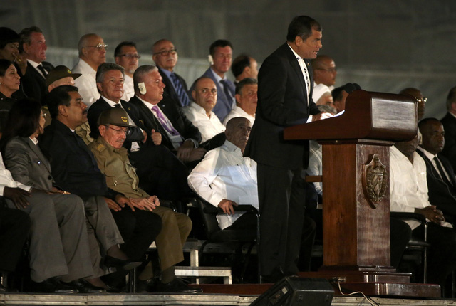 Tổng thống Ecuador Rafael Correa bày tỏ niềm tiếc thương vô hạn trước sự ra đi của lãnh tụ Cuba Fidel Castro trong bài phát biểu của ông tại Quảng trường Cách mạng tối 29/11.