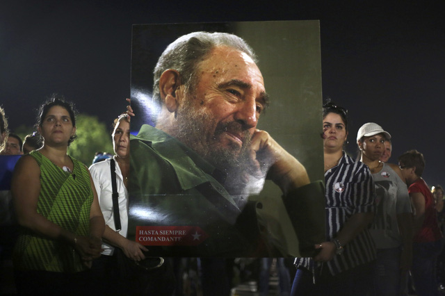 Hàng nghìn người dân Cuba cũng tập trung tại Quảng trường Cách mạng để dự lễ tưởng niệm lãnh tụ Fidel Castro. Họ mang theo di ảnh của ông - người đã có công rất lớn trong sự nghiệp giải phóng dân tộc và kiến thiết đất nước Cuba như ngày hôm nay.