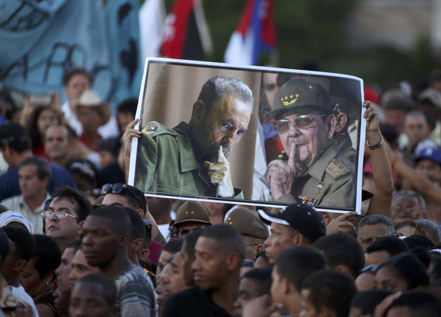 Người dân Cuba giơ cao bức ảnh của lãnh tụ Fidel Castro và Chủ tịch Raul Castro trong lễ tưởng niệm.