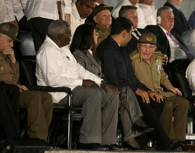 Tổng thống Venezuela trò chuyện cùng Chủ tịch Cuba Raul Castro, em trai của lãnh tụ Fidel Castro, tại lễ tưởng niệm ở Havana tối 29/11.