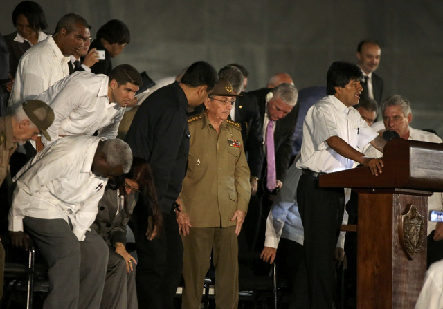 Tổng thống Bolivia Evo Morales phát biểu tại lễ tưởng niệm lãnh tụ Fidel Castro tối 29/11. Trước đó, ông Morales đã dẫn đầu phái đoàn của Bolivia tới tưởng niệm lãnh tụ Fidel Castro tại Đài tưởng niệm Jose Marti thuộc Quảng trường Cách mạng Cuba.