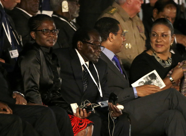 Tổng thống Zimbabwe Robert Mugabe (giữa) ngồi cùng các lãnh đạo thế giới khi dự lễ tưởng niệm lãnh tụ Fidel Castro tại Quảng trường Cách mạng Cuba. Trước đó, khi vừa đặt chân tới thủ đô Havana, ông Mugabe phát biểu với báo giới rằng: “Fidel Castro không chỉ là lãnh đạo của đất nước các bạn. Ông ấy là lãnh đạo của tất cả chúng ta và là lãnh đạo của mọi cuộc cách mạng”.