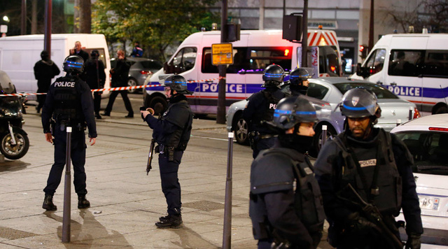 Cảnh sát Pháp có mặt tại hiện trường vụ bắt cóc con tin ở thủ đô Paris hôm 2/12 (Ảnh: RT)