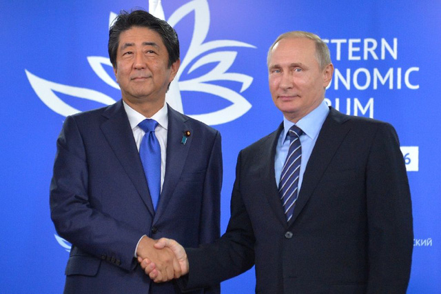 Tổng thống Nga Vladimir Putin (phải) và Thủ tướng Nhật Bản Shinzo Abe (Ảnh: AFP)