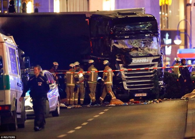 Khủng bố lao xe tải vào chợ Giáng sinh ở Đức, 12 người chết 