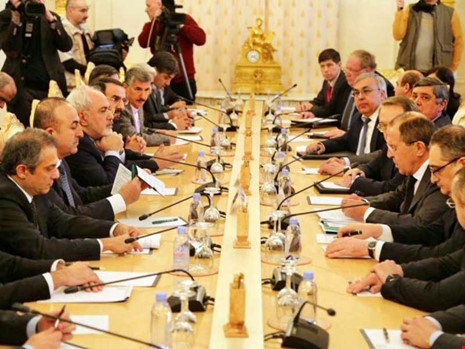 Hội nghị các ngoại trưởng Nga, Iran và Thổ Nhĩ Kỳ tại Moscow ngày 20-12. Ảnh: AFP