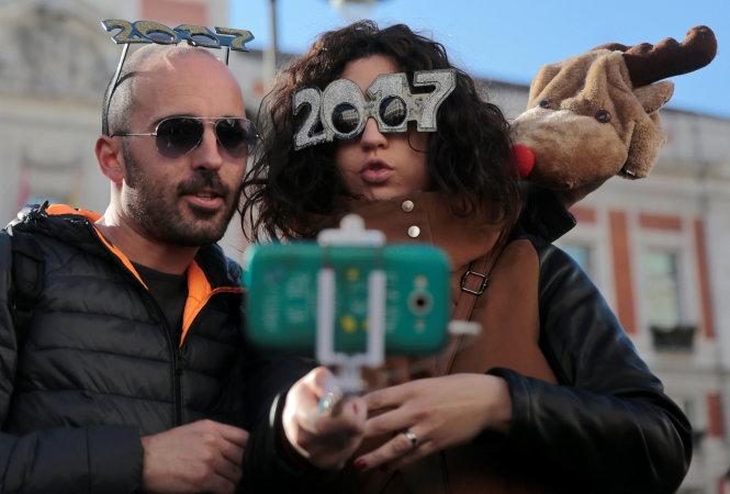 Người dân Tây Ban Nha chuẩn bị đón chào năm mới 2017 tại thủ đô Madrid  - Ảnh: Reuters