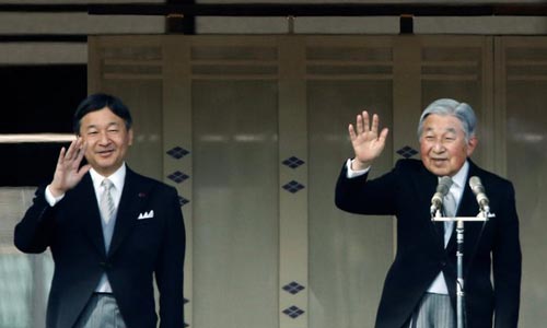 Nhật hoàng Akihito (phải) và Thái tử Naruhito Ảnh: REUTERS