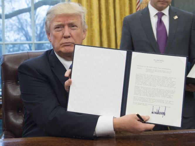 ​Ông Trump ký sắc lệnh rút Mỹ khỏi TPP 