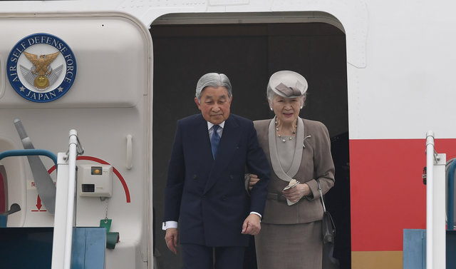 Nhật Hoàng Akihito và Hoàng hậu Michiko bước xuống từ chuyên cơ của chính phủ Nhật Bản tại sân bay Nội Bài, Hà Nội ngày 28/2, bắt đầu chuyến thăm Việt Nam kéo dài 5 ngày.