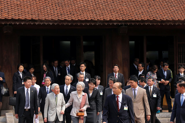 Ngày 2/3, Nhà vua và Hoàng hậu Nhật Bản đã tới thăm di tích Văn Miếu - Quốc Tử Giám và Giao lưu với các cựu sinh viên Việt Nam từng học tập tại Nhật Bản.