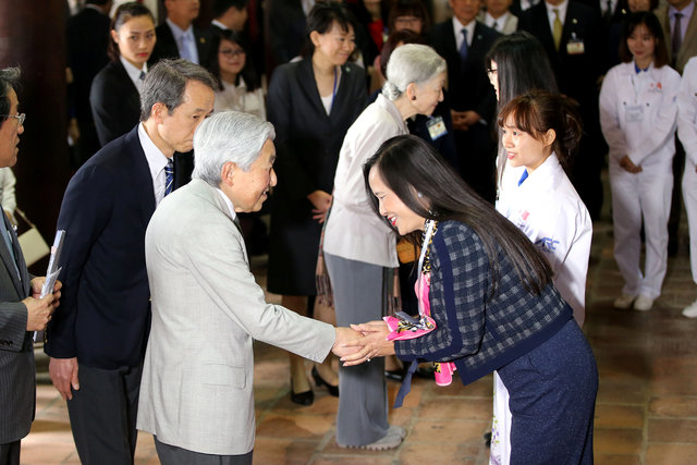 Nhật Hoàng bắt tay với một cựu du học sinh tại Văn Miếu.