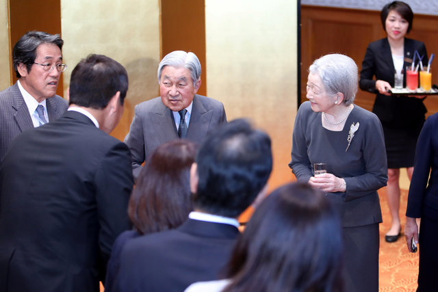 Nhà vua và Hoàng hậu cũng gặp đại diện cộng đồng người Nhật tại Việt Nam.
