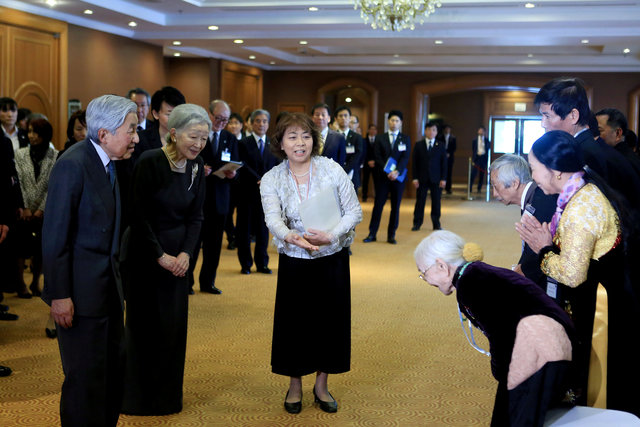 Cũng trong ngày 2/3, Nhà vua và Hoàng hậu Nhật Bản đã gặp gỡ người thân các cựu binh Nhật đang sinh sống tại Việt Nam.