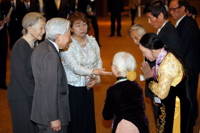 Nhật Hoàng và Hoàng hậu trò chuyện với vợ và con các cựu binh Nhật.