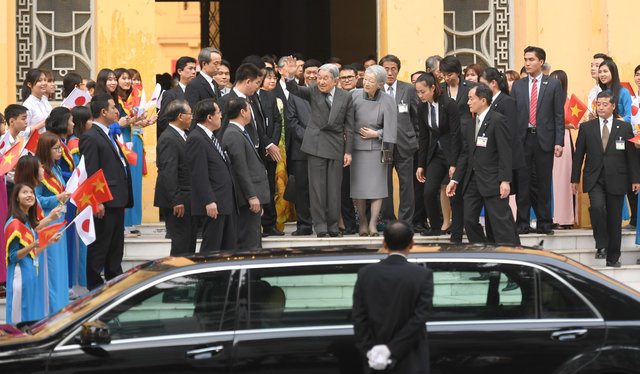 Nhà vua và Hoàng hậu vẫy tay chào mọi người trước khi rời Đại học Quốc gia.