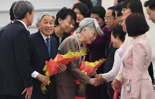Phó chủ tịch nước Đặng Thị Ngọc Thịnh và các quan chức Việt - Nhật đã ra đón Nhật Hoàng và Hoàng hậu tại sân bay.