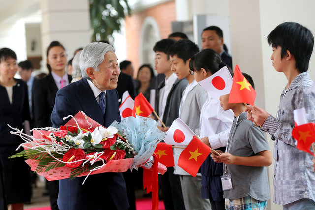 Các bạn trẻ chào đón Nhà vua và Hoàng hậu Nhật Bản tại khách sạn ở Hà Nội.