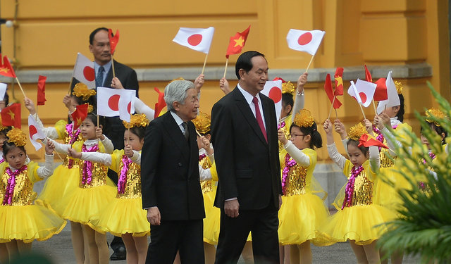 Sáng ngày 1/3, lễ đón chính thức Nhà vua và Hoàng hậu Nhật Bản diễn ra trọng thể tại Phủ Chủ tịch.
